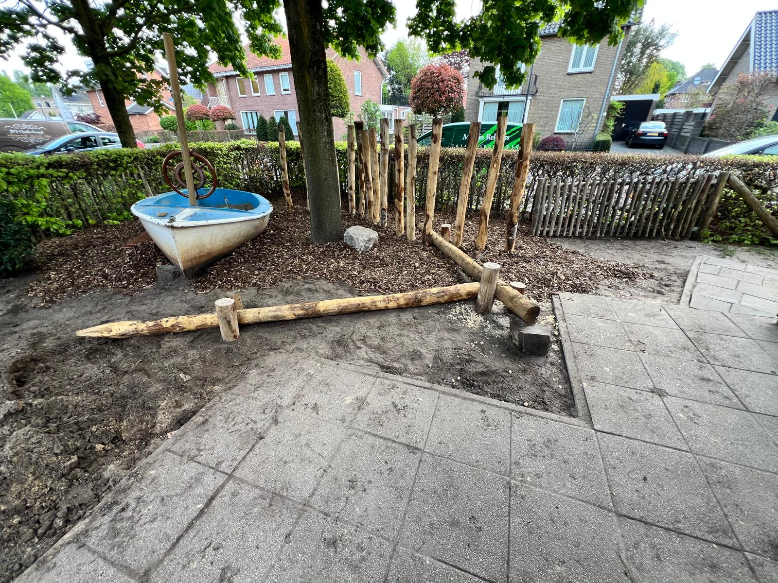 Creatieve tuininrichting met houten elementen