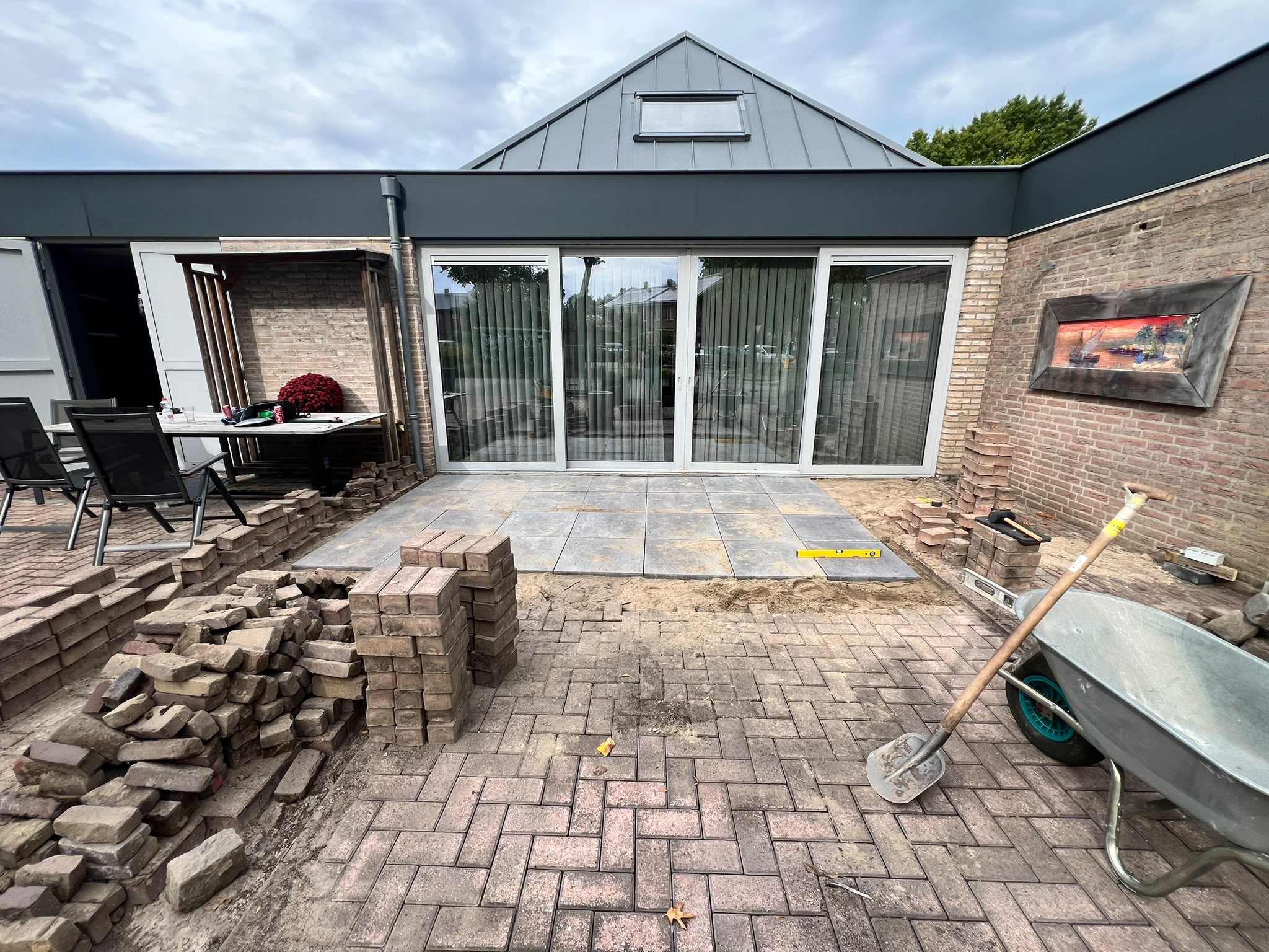 Terras en bestrating in aanleg met natuursteen tegels en klinkers