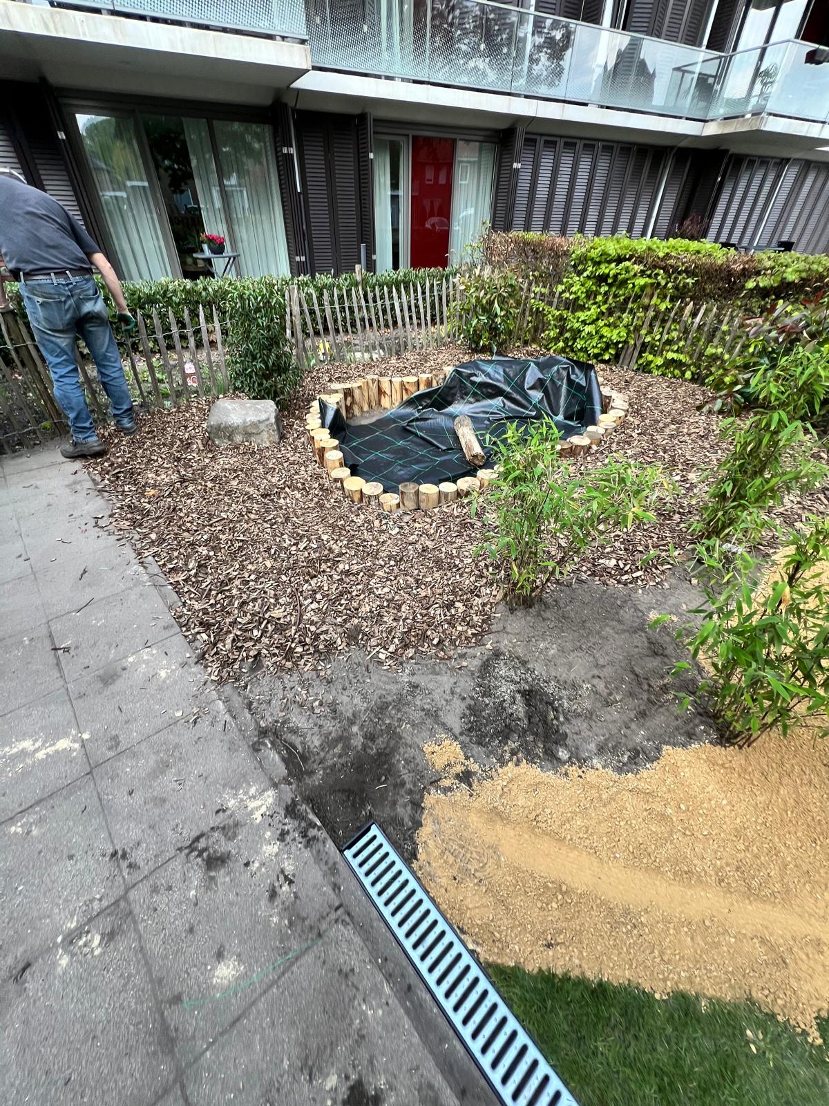 Voortuin met beplanting in aanleg