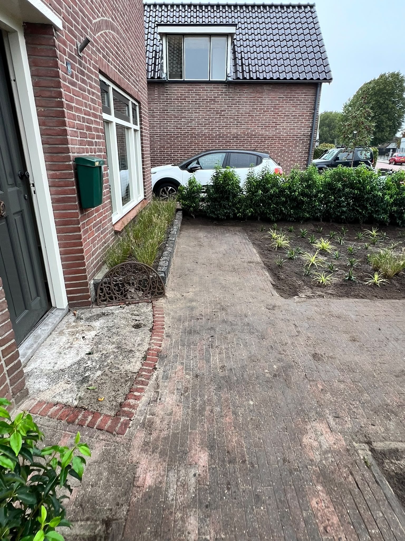 Volgroeide laurierhaag rondom een voortuin